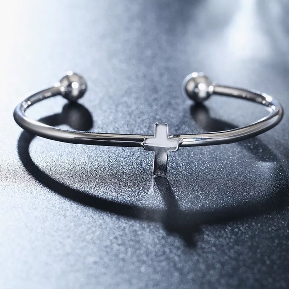 Jewelry - NWOT Silver cross bracelet